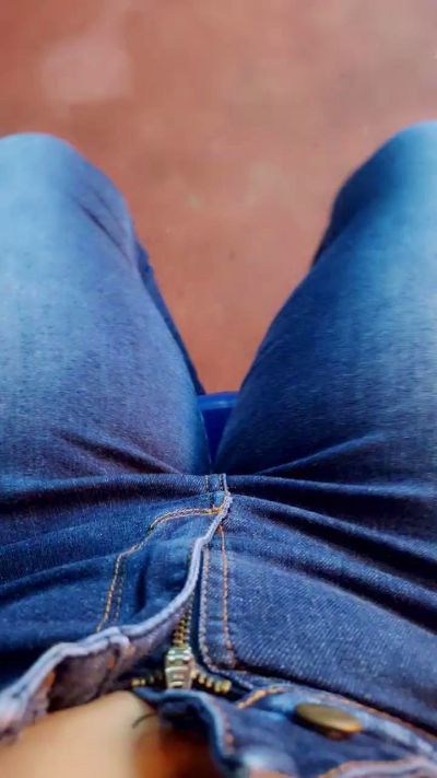 girl_pee live cam on Cam4