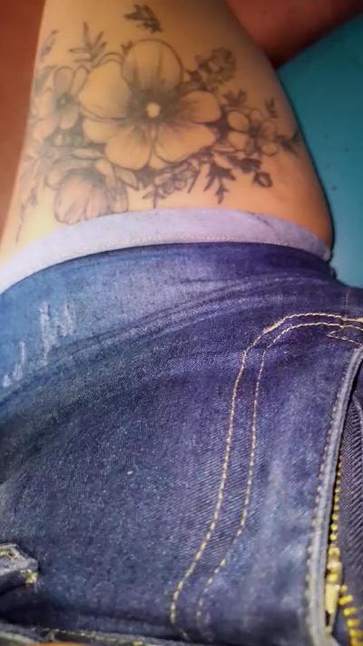 girl_pee live cam on Cam4