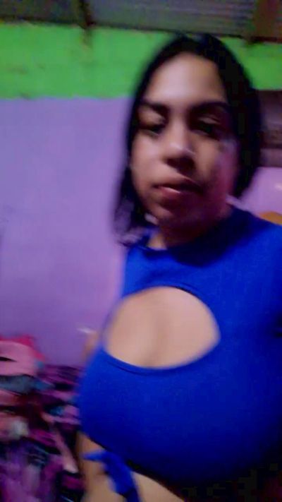 girl_pee live cam on Cam4