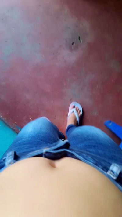 girl_pee live cam on Cam4