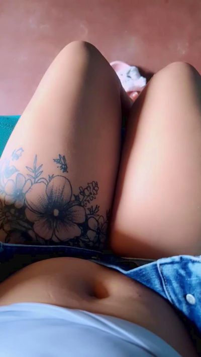 girl_pee live cam on Cam4