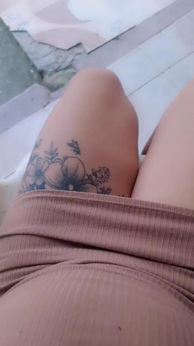 girl_pee live cam on Cam4