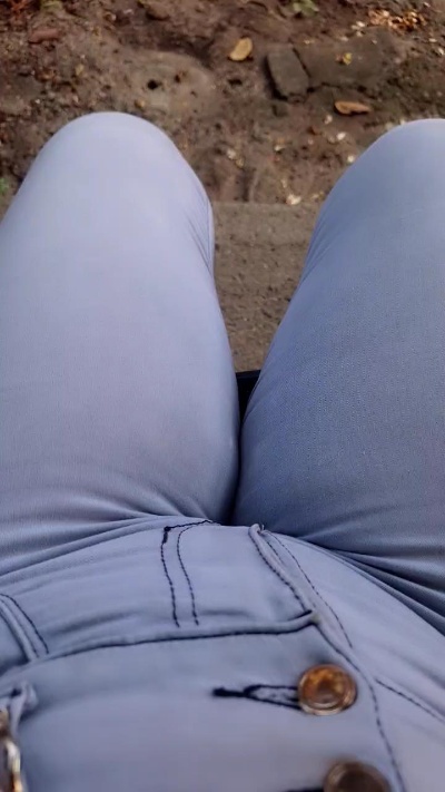 girl_pee live cam on Cam4