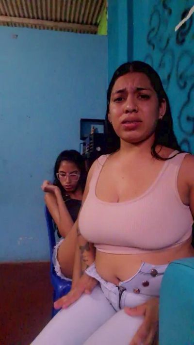 girl_pee live cam on Cam4