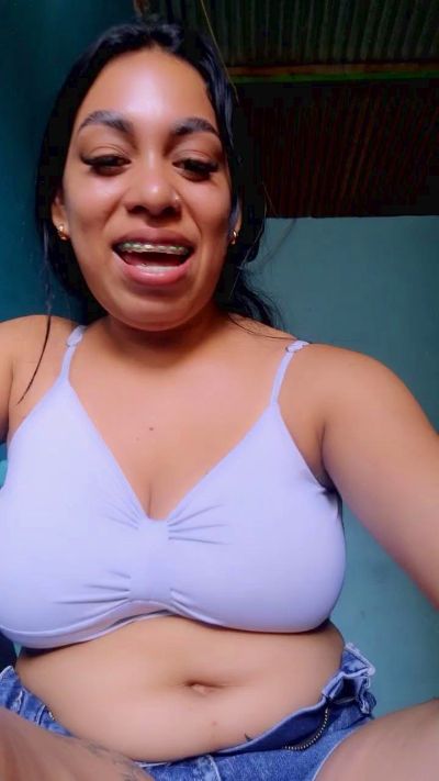 girl_pee live cam on Cam4