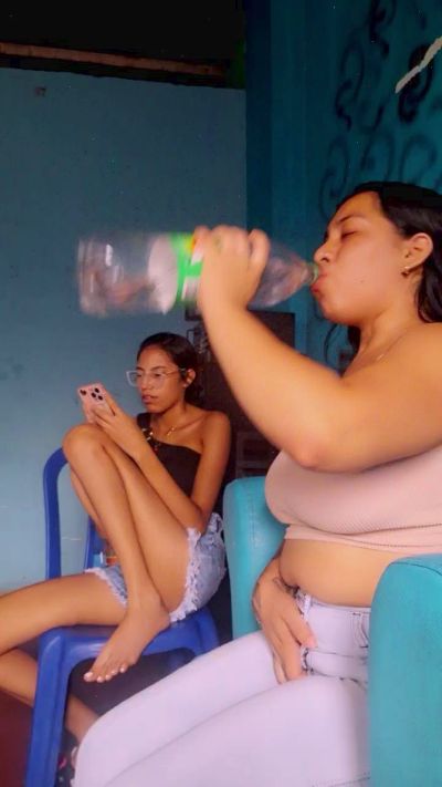 girl_pee live cam on Cam4