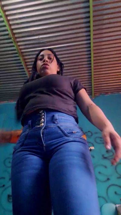 girl_pee live cam on Cam4