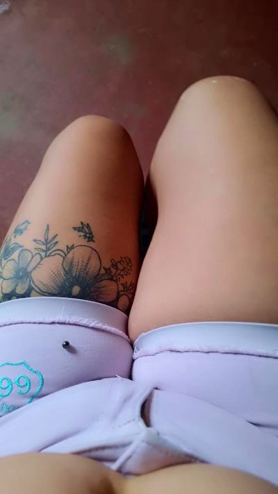 girl_pee live cam on Cam4