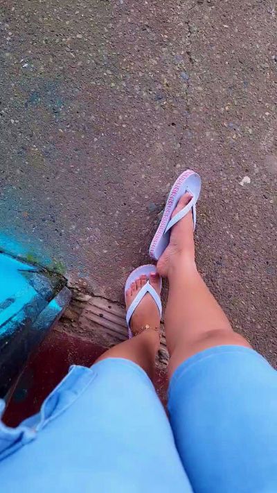 girl_pee live cam on Cam4