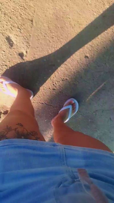 girl_pee live cam on Cam4