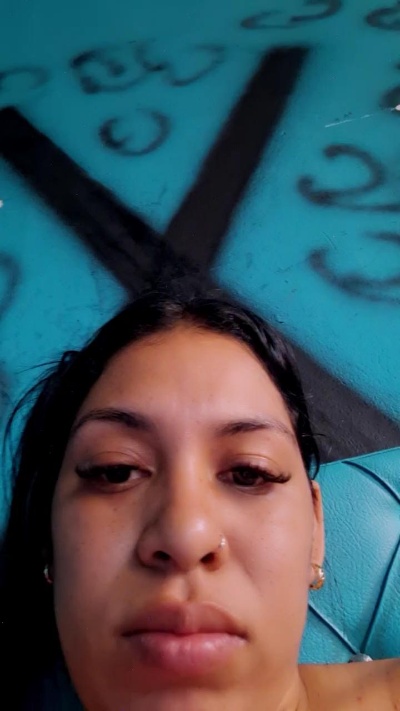 girl_pee live cam on Cam4
