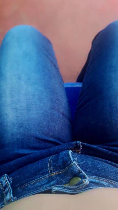 girl_pee live cam on Cam4