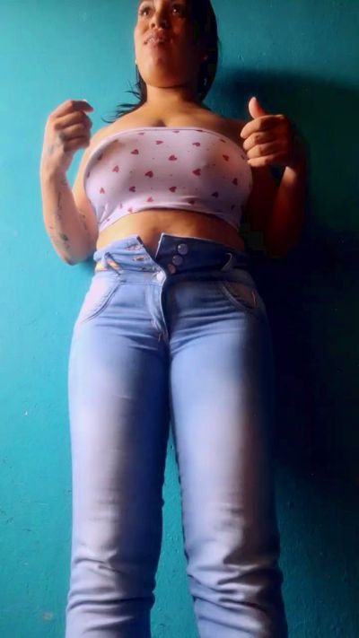 girl_pee live cam on Cam4