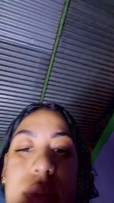 girl_pee live cam on Cam4