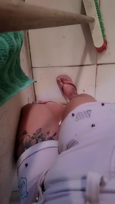 girl_pee live cam on Cam4