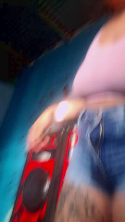 girl_pee live cam on Cam4