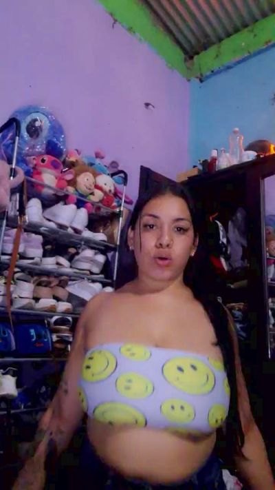 girl_pee live cam on Cam4