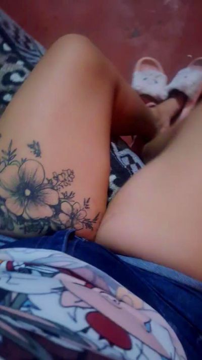 girl_pee live cam on Cam4
