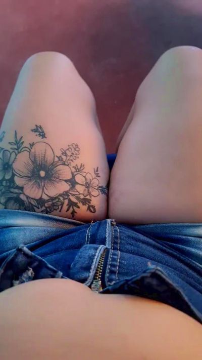 girl_pee live cam on Cam4