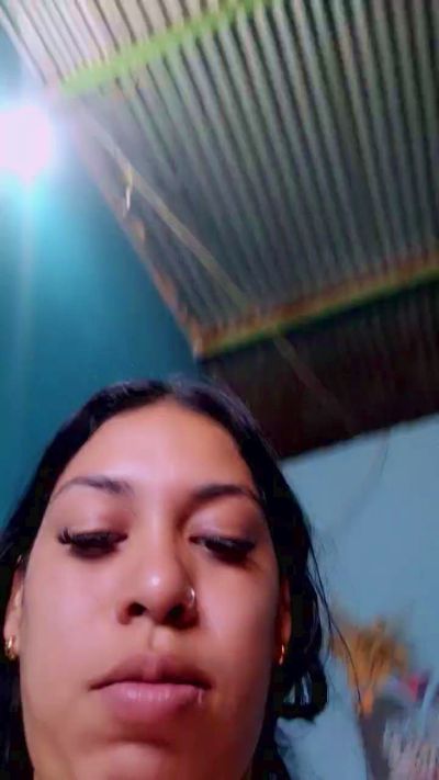 girl_pee live cam on Cam4