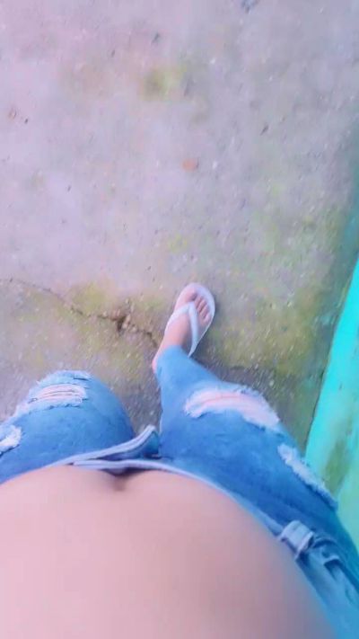 girl_pee live cam on Cam4