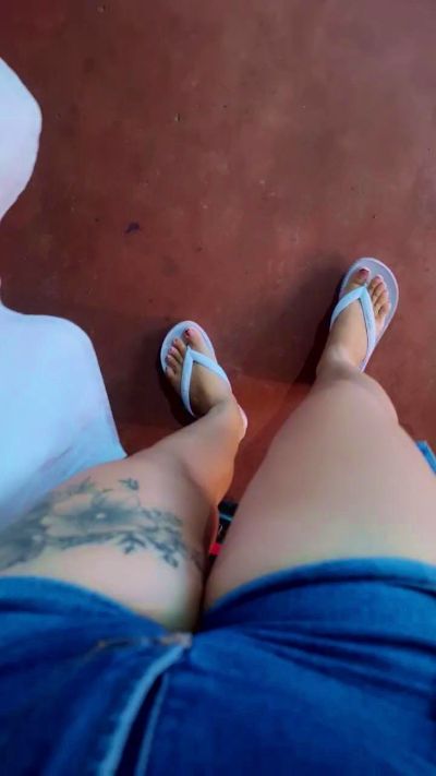 girl_pee live cam on Cam4