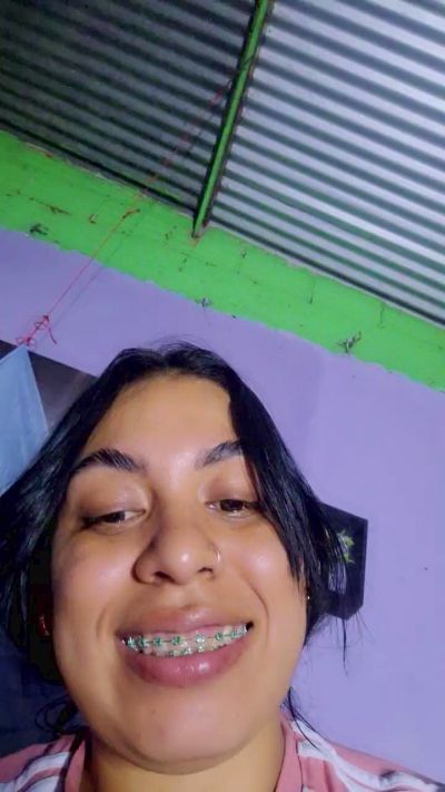 girl_pee live cam on Cam4