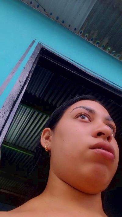 girl_pee live cam on Cam4