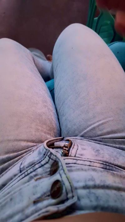 girl_pee live cam on Cam4