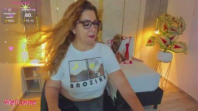 gisela27 live cam on Cam4