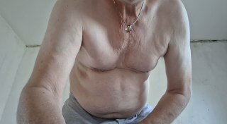 gueni51105 live cam on Cam4