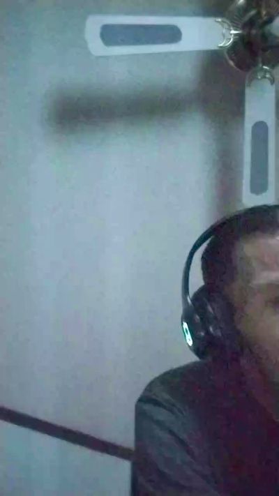 hopebrandon7044 live cam on Cam4
