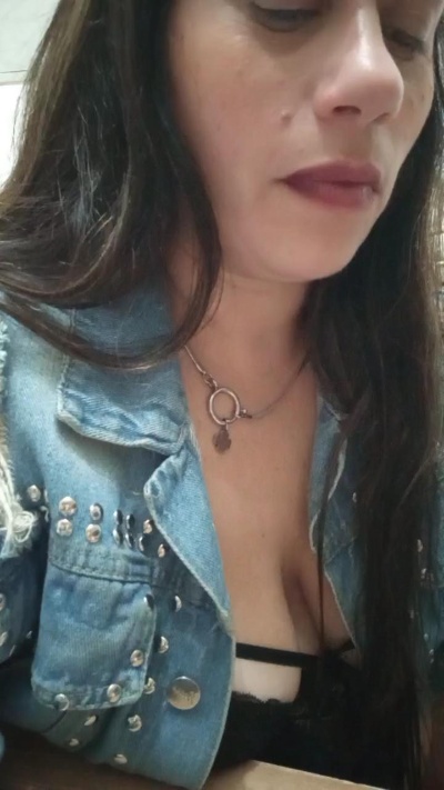 hotcurvi1 live cam on Cam4