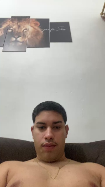 hugo7084 live cam on Cam4