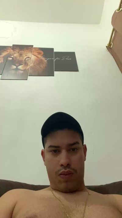 hugo7084 live cam on Cam4