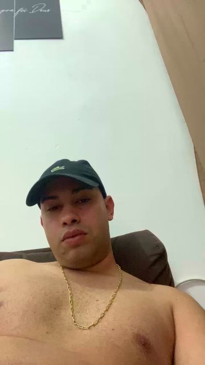 hugo7084 live cam on Cam4