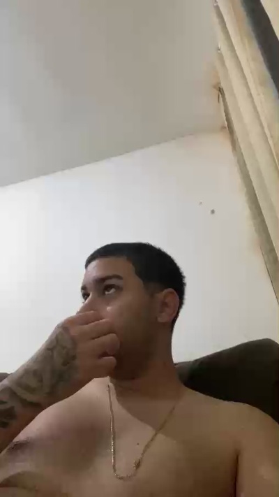 hugo7084 live cam on Cam4