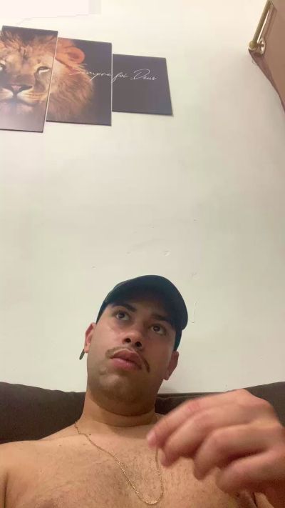 hugo7084 live cam on Cam4