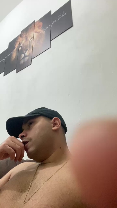 hugo7084 live cam on Cam4