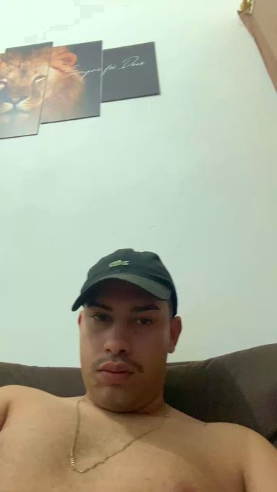 hugo7084 live cam on Cam4