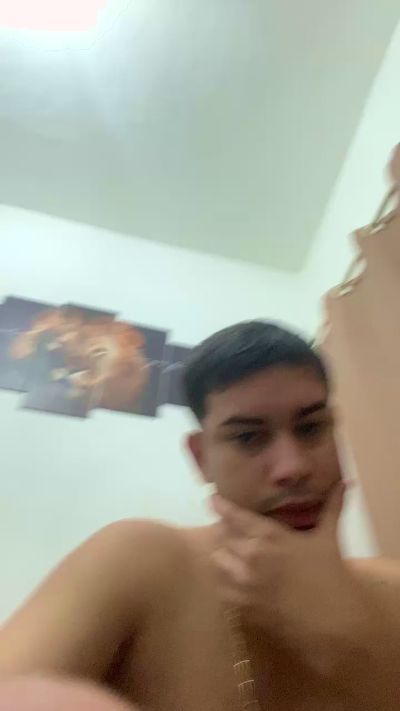 hugo7084 live cam on Cam4