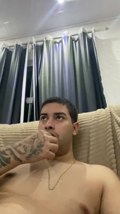 hugo7084 live cam on Cam4