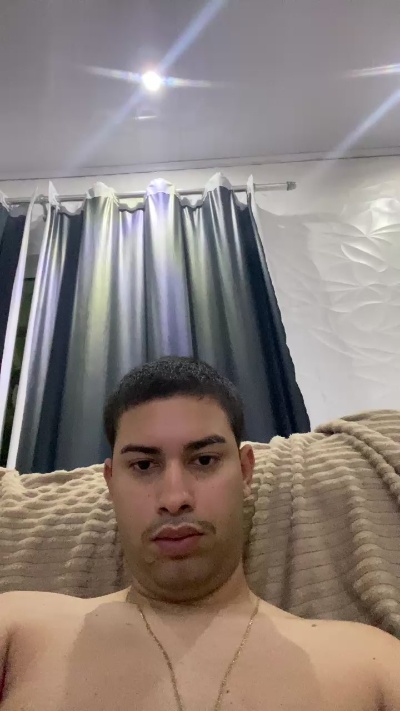 hugo7084 live cam on Cam4