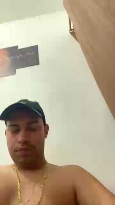 hugo7084 live cam on Cam4