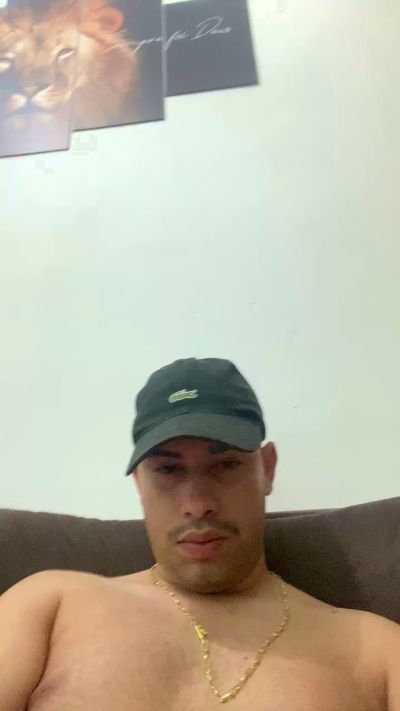 hugo7084 live cam on Cam4