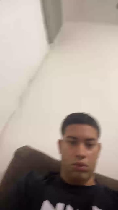 hugo7084 live cam on Cam4