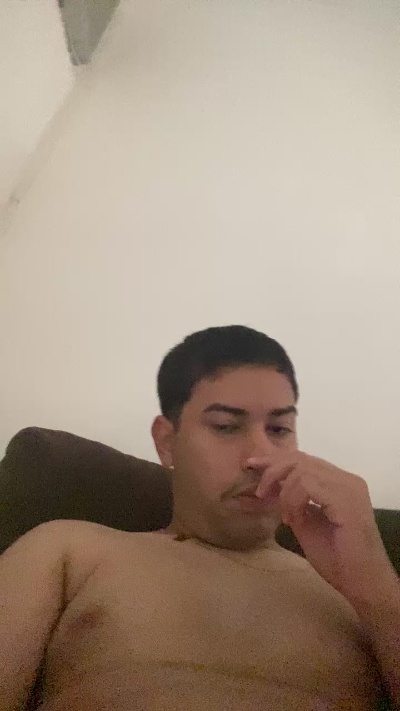 hugo7084 live cam on Cam4