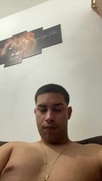 hugo7084 live cam on Cam4