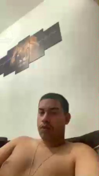 hugo7084 live cam on Cam4