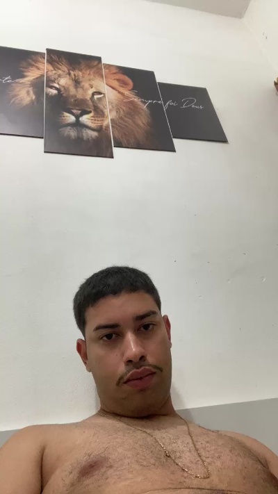 hugo7084 live cam on Cam4